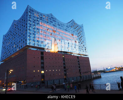 Elbphilharmonie al amanecer. El edificio alberga salas de concierto, un hotel y apartamentos (arquitectos, Herzog & de Meuron), Hamburgo, Alemania. Foto de stock