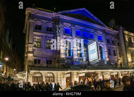 La gente dejando el Noel Coward Theatre en St Martin's Lane en la noche en el West End de Londres Foto de stock