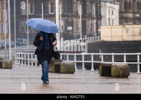 Gales Aberystwyth uk, sábado 18 de noviembre de 2017, el clima del Reino Unido: La gente caminando bajo su paraguas en el paseo en un gris, nublado, húmeda y lluviosa mañana en Gales Aberystwyth uk Foto © Keith morris / alamy live news Foto de stock