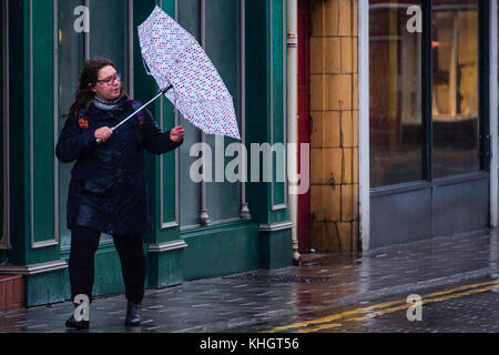 Gales Aberystwyth uk, sábado 18 de noviembre de 2017, el clima del Reino Unido una mujer luchando con su paraguas en una gris, nublado, húmeda y lluviosa mañana en Gales Aberystwyth uk Foto © Keith morris / alamy live news Foto de stock