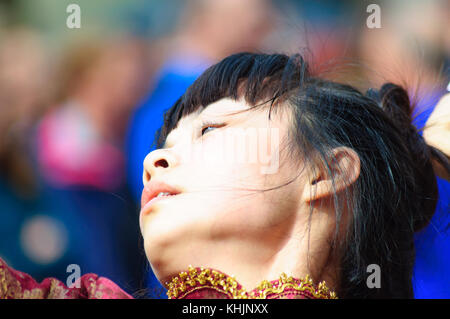 Una mujer miembro de la hsu Chen Wei Dance Company de producción realiza el sacrificio de rugientes durante el Fringe Festival internacional de Edimburgo Foto de stock