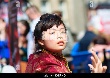Una mujer miembro de la hsu Chen Wei Dance Company de producción realiza el sacrificio de rugientes durante el Fringe Festival internacional de Edimburgo Foto de stock