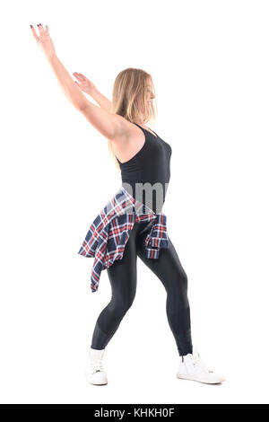 Ver perfil de mujer en street style ropa moderna bailando con el brazo levantado. Longitud cuerpo retrato aislado sobre fondo blanco Fotografía de stock - Alamy