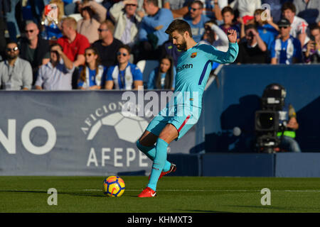 Pique durante el partido entre el CD Leganés vs. FC Barcelona, la semana 12 de la Liga en el estadio de Butarque, Leganés, Madrid, España - 18 de noviembre de 2017. Foto de stock