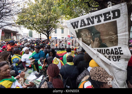 Londres, Reino Unido. 18 Nov, 2017. Cientos se reúnen frente a la embajada de Zimbabue en Londres para protestar contra Robert Mugabe crédito: zuma Press, Inc./alamy live news Foto de stock