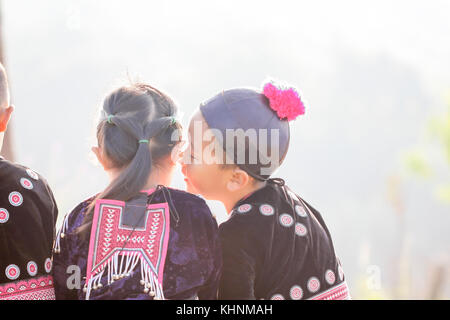 Encantador chico y chica jugar afuera mientras posan vistiendo ropa étnica de la tribu Hmong, pueblo indígena de Tailandia.