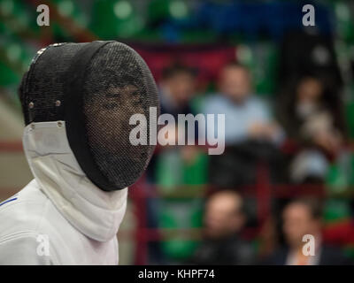Fencer vistiendo una máscara durante un evento deportivo Foto de stock