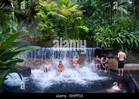 Hot Springs desde el Arenel Vocano en el Tabacón Grand Spa, Costa Rica. Los visitantes disfruta de uno de los arroyos que caliente fluye a través de Tabacón Hot Spring Foto de stock