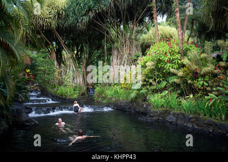 Hot Springs desde el Arenel Vocano en el Tabacón Grand Spa, Costa Rica. Los visitantes disfruta de uno de los arroyos que caliente fluye a través de Tabacón Hot Spring Foto de stock