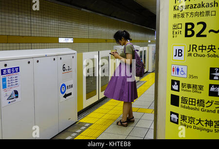 Tokio, Japón - 29 sep, 2017. Una mujer esperando en la estación de metro de Tokio, Japón. El metro de Tokio se compone de 2 redes conectadas por ejecutar el metr Foto de stock