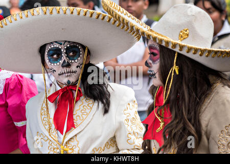 Mujeres jóvenes vestidas con trajes de la Calavera Catrina durante el día  de los muertos o día de muertos 31 de octubre de 2017 en Patzcuaro,  Michoacán, México. El festival se ha celebrado desde que el imperio azteca  celebra a los antepasados y a los