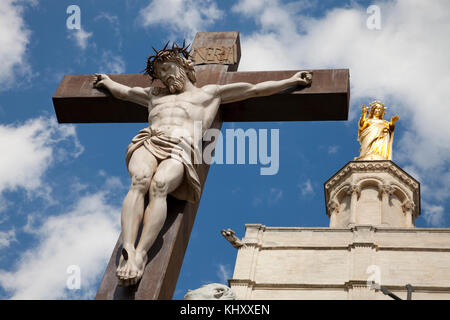 Crucifixión estatua Palais des Papes, Avignon, Provence-Alpes-Côte d'Azur, Francia Foto de stock