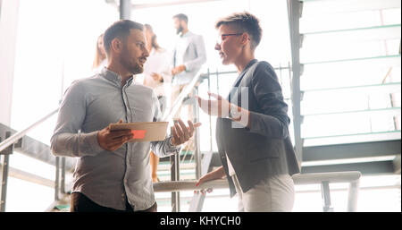 Los compañeros de negocio tener conversación durante el coffee break
