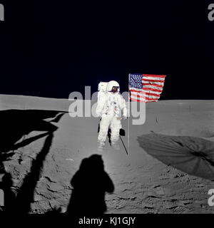 Astronauta Edgar D. Mitchell, piloto del módulo lunar para el aterrizaje lunar del Apolo 14, mantiene la misión desplegó la bandera de los Estados Unidos sobre la superficie lunar durante los primeros momentos de la primera actividad extravehicular (EVA) de la misión. Fue fotografiado por el astronauta Alan B. Shepard Jr., comandante de la misión, Foto de stock