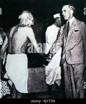 Stafford Cripps cumple Mahatma Gandhi durante su misión a la India en marzo de 1942 tras la caída de Singapur en febrero de 1942. La misión no pudo comprometerse exitosamente con líderes del movimiento indio de la independencia. Sir Richard Stafford Cripps, (1889 - 1952), fue un político laborista británico de la primera mitad del siglo XX.