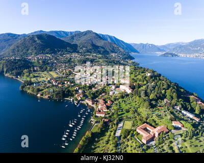 Bellagio, lago de Como en Italia - vista aérea con zumbido Foto de stock