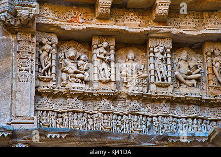 Ídolos tallados en la pared interior de Rani ki Vav, un intrincado paso bien construida. Patan en Gujarat, India. Foto de stock