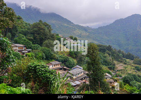 Pequeña aldea sobre la colina en Nepal. ghandruk ghandruk, es el segundo pueblo más grande en la región de Annapurna. Foto de stock
