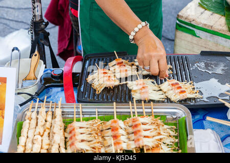 Chiang Mai, Tailandia - Agosto 21: vendedor de comida cocineros en el mercado dominical (calle) el 21 de agosto de 2016 en Chiang Mai, Tailandia.