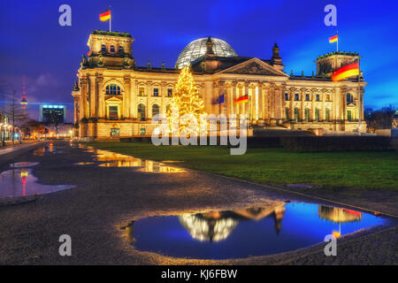 Árbol de navidad y el Reichstag en Berlín. Foto de stock