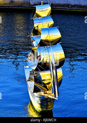 South Shields cromo acero metal vela escultura flota por Irene Brown en un viejo muelle seco Foto de stock