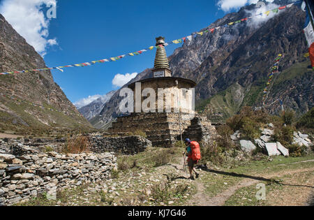 Senderismo cerca de la frontera del Tíbet en el remoto valle de tsum, Nepal Foto de stock