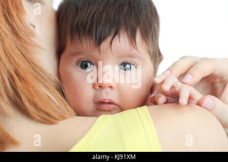 Retrato de un bebé recién nacido en el hombro de la madre Foto de stock