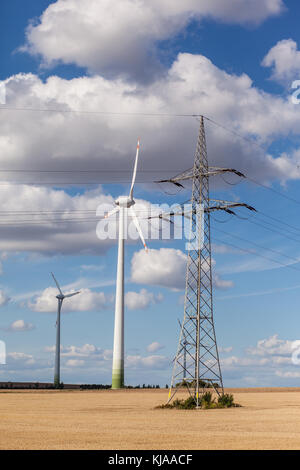 Windräder mit Überlandleitung