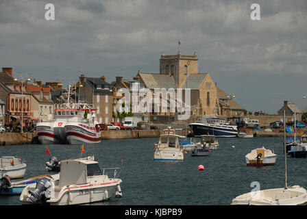 Vista del puerto y Barfleur Iglesia Cotentin Bretaña Francia