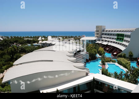 Belek, Turquía - Junio 01, 2015: Vista mar, originales y modernos edificios y piscinas en el lujoso hotel cornelia diamond golf resort, Turquía.