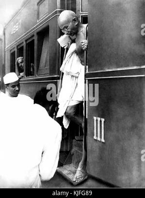 Mahatma Gandhi en la estación de ferrocarril