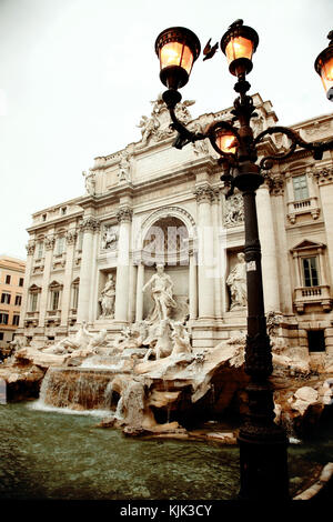 La fontana de Trevi, de estilo barroco, famosa atracción turística en Roma, Italia