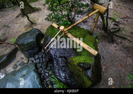 Agua fuente de bambú japonés con moss Fotografía de stock - Alamy
