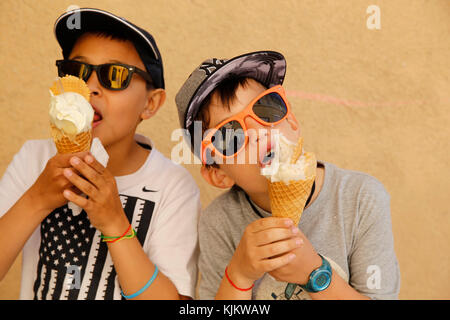 Los varones de 10 años de comer helados. Marsella. Francia. Foto de stock