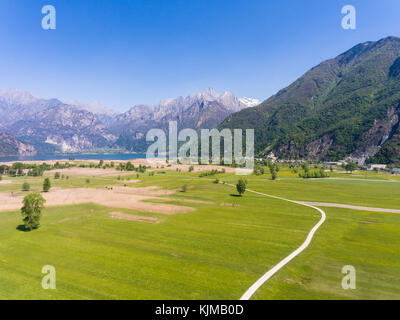 Sendero en la reserva natural de Novate Mezzola (Valchiavenna) Foto de stock