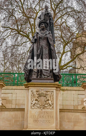 Memorial Estatua de la Reina Elizabeth (la reina madre) y el Rey Jorge VI. Las estatuas están situados en el centro comercial cerca de Royal College of Pathologists. Foto de stock