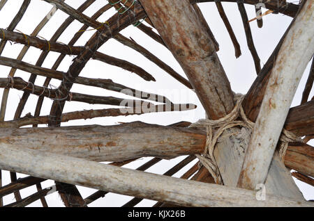 Diseño abstracto de madera en el techo de la cabaña en la isla de Lifou islas Lealtad NUEVA CALEDONIA Foto de stock