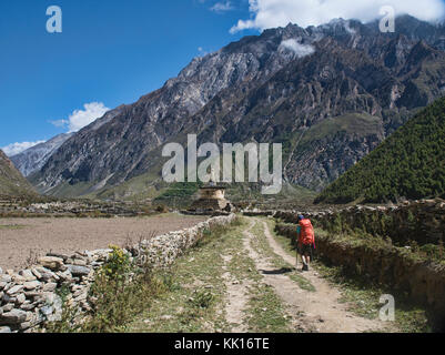 Senderismo cerca de la frontera del Tíbet en el remoto valle de tsum, Nepal Foto de stock