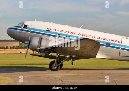 Douglas C-47 Skytrain, una librea de KLM, Duxford, Reino Unido. La C-47 fue la designación militar para el DC-3 Dakota. Foto de stock