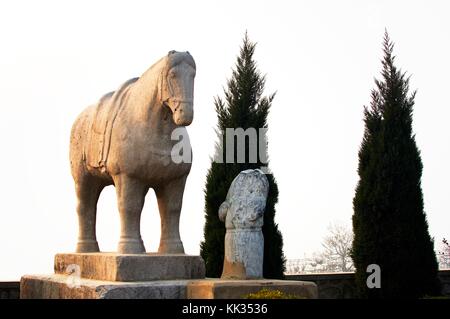 Mausoleo qianling, Shaanxi, China. caballo de piedra junto al espíritu camino a la tumba del emperador de la dinastía Tang Li Zhi y la emperatriz Wu Zetian Foto de stock