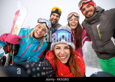Grupo de jóvenes tomando selfie sobre montaña Foto de stock