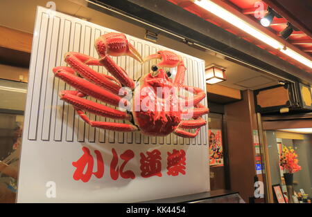 Centolla restaurante japonés Osaka Dotonbori Kanidoraku en Japón. Kanidoraku icónico es un restaurante especializado en platos de cangrejo en Japón. Foto de stock