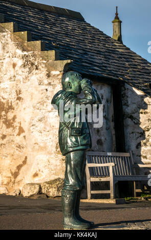 Estatua de bronce de tamaño Birdwatcher vida, el observador por el escultor Kenny Hunter fuera de Scottish Seabird Centre, North Berwick, East Lothian, Escocia, Reino Unido Foto de stock