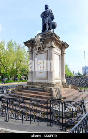 Monumento a Cristóbal Colón en conmemoración de los 400 años del descubrimiento de América, a lo largo de la calle buenavista en la ciudad de México, México. Foto de stock