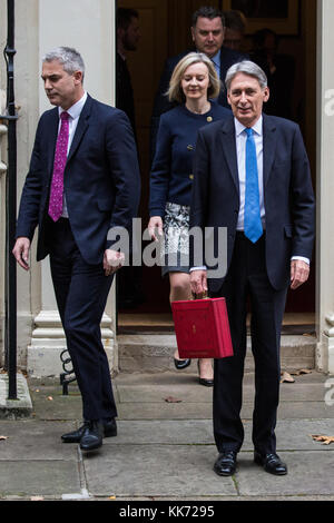 Londres, Reino Unido. El 22 de noviembre, 2017. Philip hammond, MP, Ministro de Hacienda, deja el 11 de Downing Street para hacer su presupuesto de anuncio en la casa Foto de stock