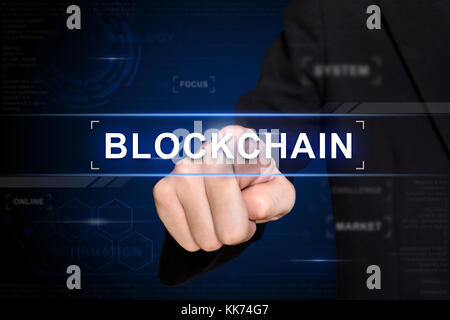 Haga clic en el botón mano negocios blockchain en pantalla virtual Foto de stock