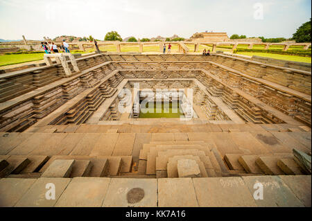 Piscina vacía-anfiteatro Pushkarani en Hampi, Karnataka, India Foto de stock