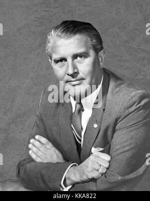 Wernher von Braun, Wernher Magnus Maximilian Freiherr von Braun, Dr. Wernher von Braun, alemán, más tarde estadounidense, ingeniero aeroespacial y arquitecto espacial, acreditaron la invención del cohete V-2 para la Alemania nazi y el Saturno V para los Estados Unidos