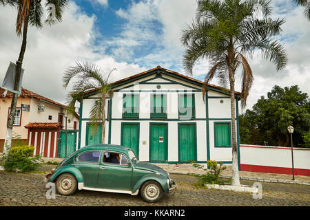 Arquitectura colonial en el casco antiguo con el icónico coche VW Escarabajo, Pirenopolis, estado de Goias, Brasil, América del Sur Foto de stock