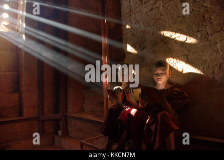 Los monjes del monasterio de lectura Foto de stock